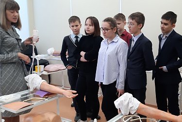 Уметь оказать первую помощь